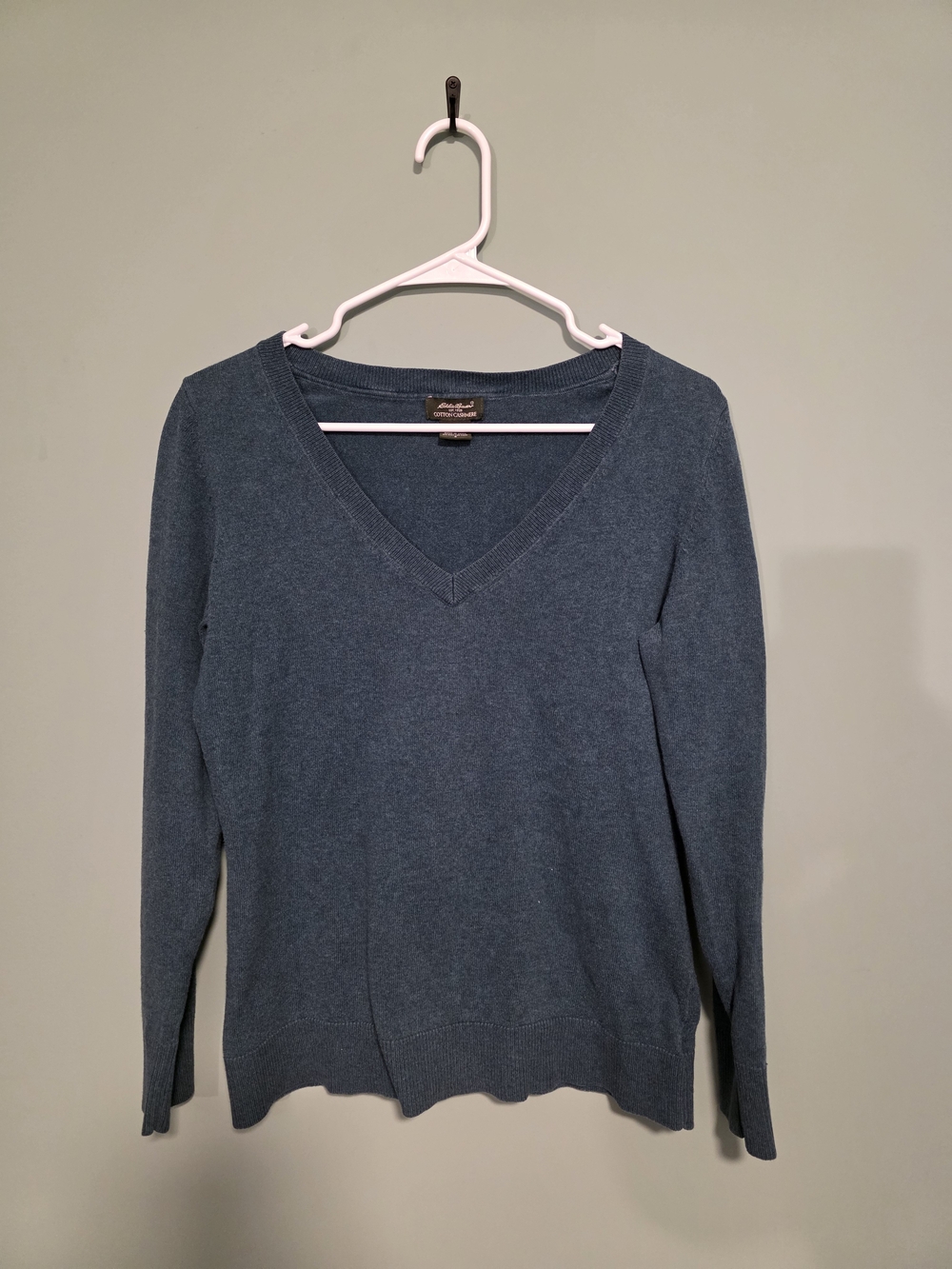 Cotton Cashmere Blend Eddie Bauer Men's V-Neck Sweater in Slate Blue